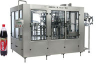 China Plastik-PVC-Getränkefüllmaschine/automatische waschende füllende mit einer Kappe bedeckende Maschine Firma